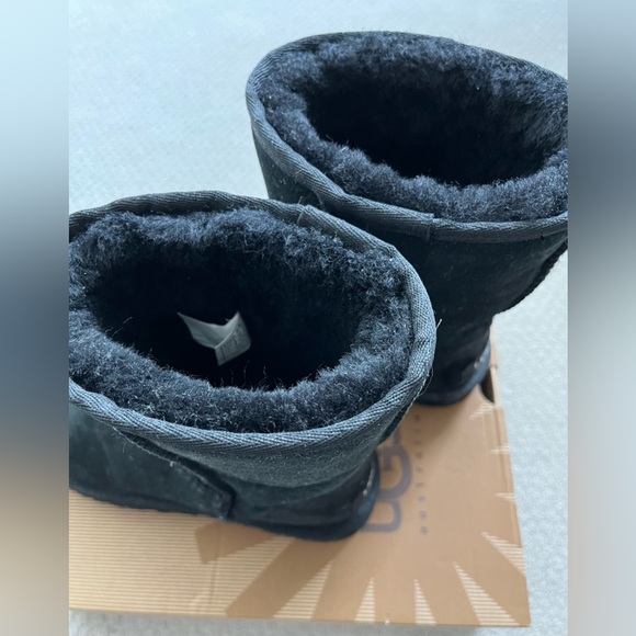 UGG Classic Short Boots - Picture 5 of 6